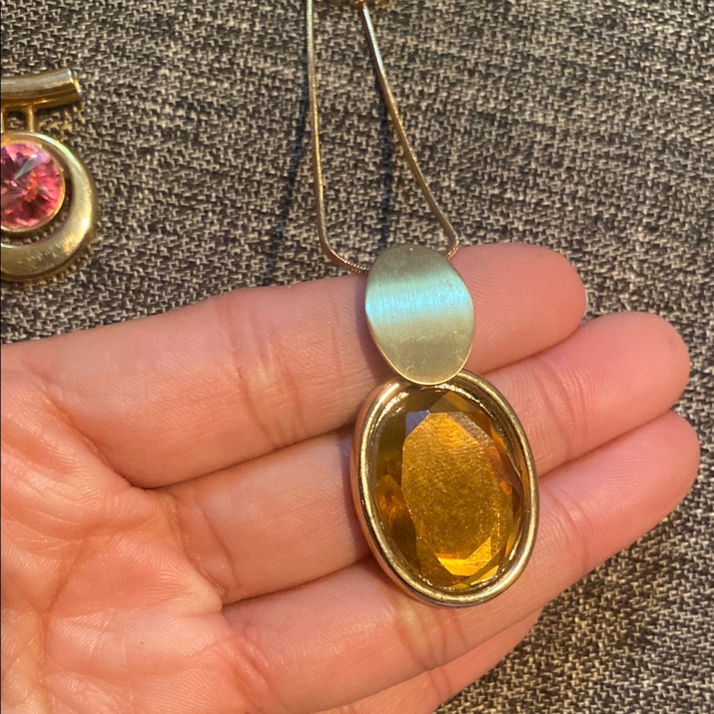 Elegant Gold Pendant Necklace